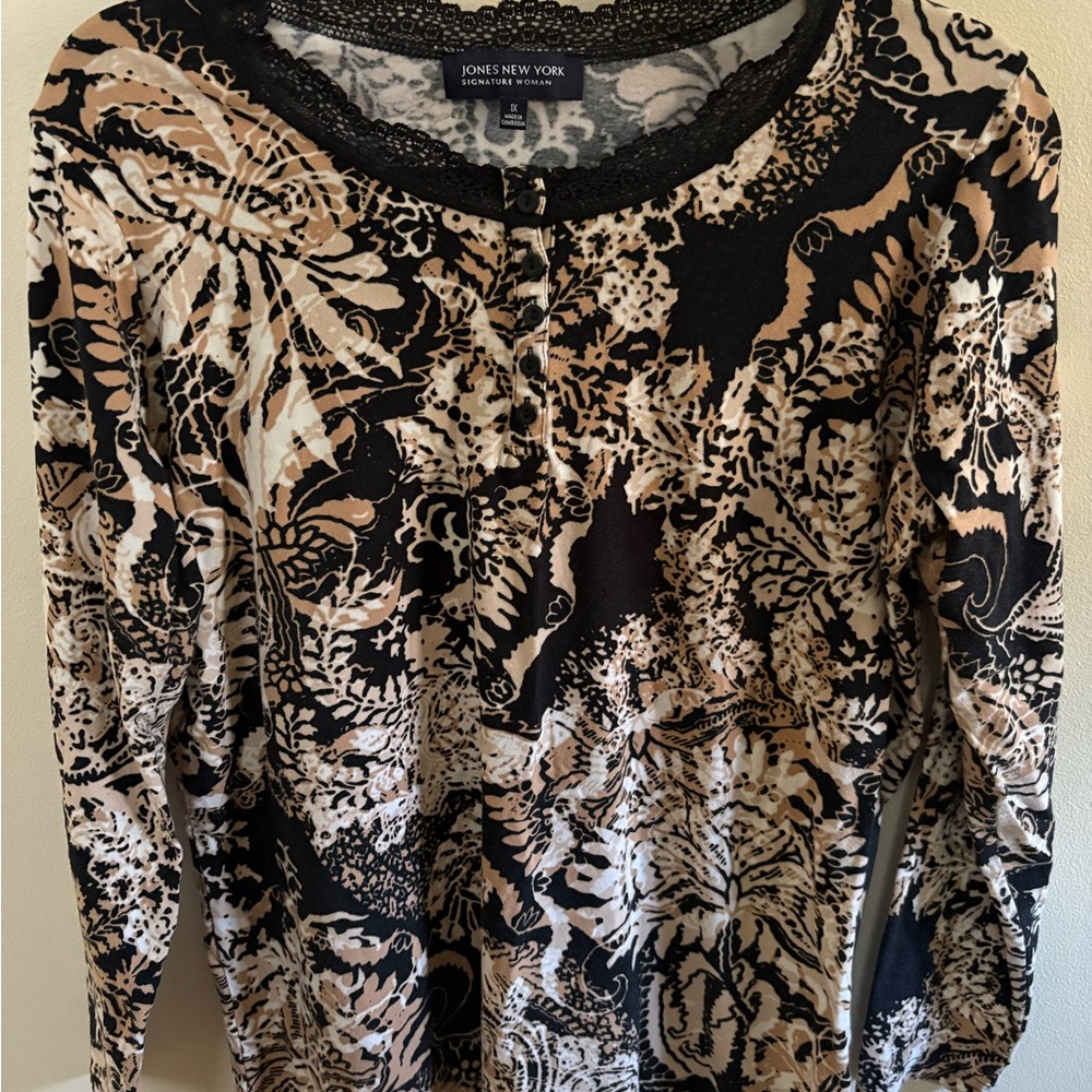 Jones New York Women's Black and Cream Stretch Tee Shirt